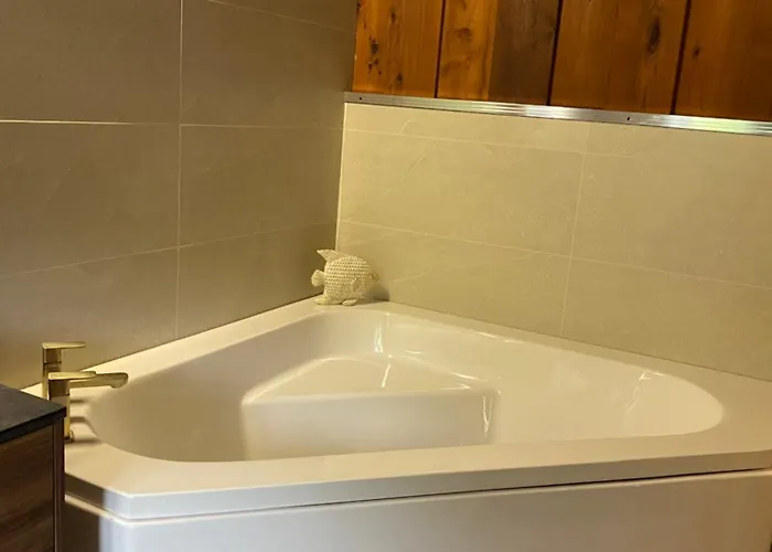 Cedarwood Leenane * לינאן